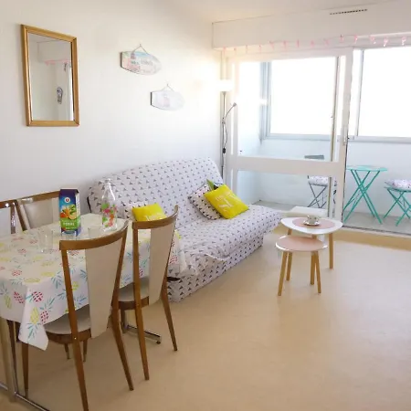 Familial Avec Balcon, A 50m De La - 2 Pieces, 4 Couchages, Wifi Et Parking Gratuits - Fr-1-224c-153 Apartment Saint-Hilaire-de-Riez